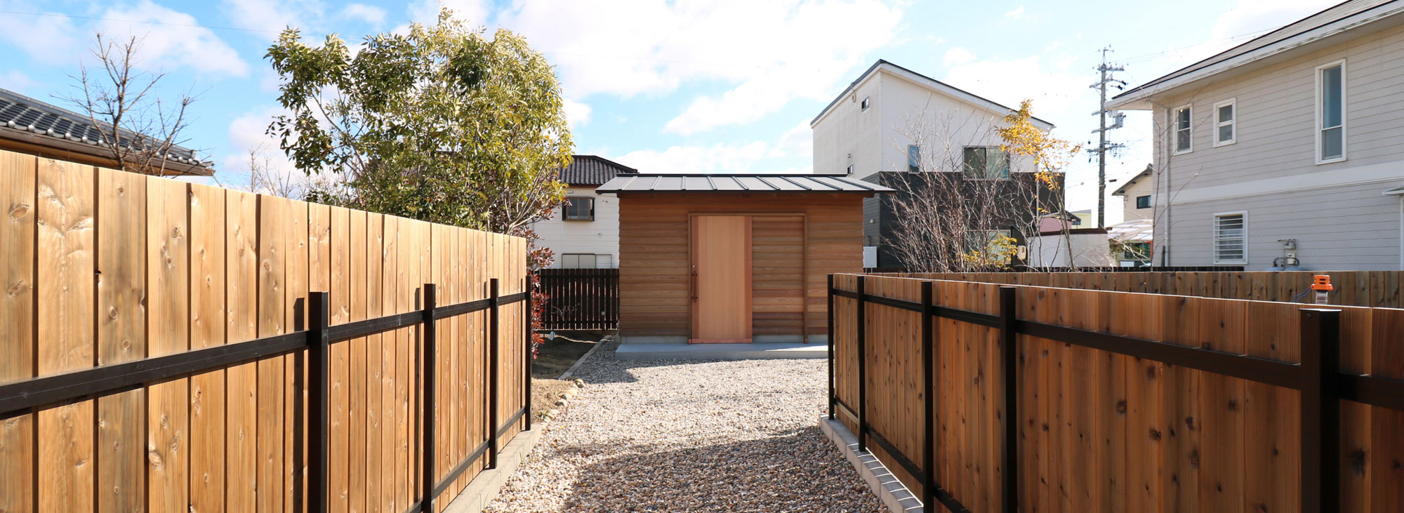 木製の物置小屋