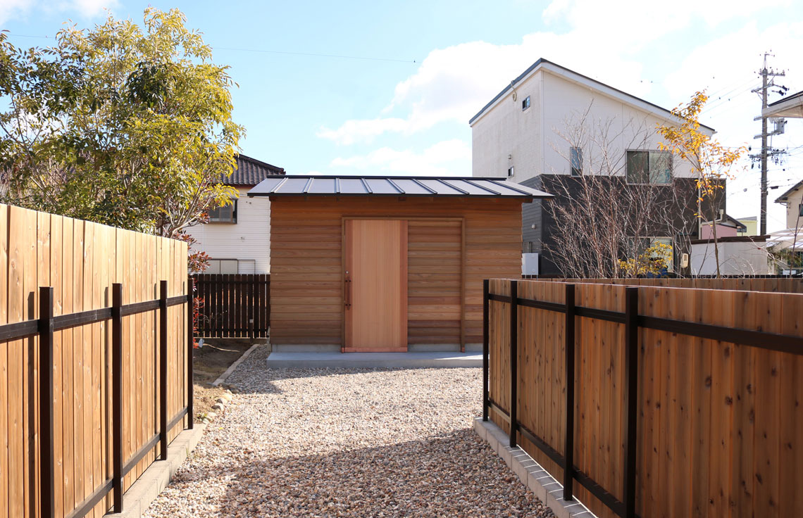 木製の物置小屋