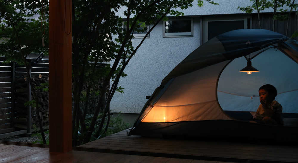 ウッドデッキにテントを出して家キャンプ